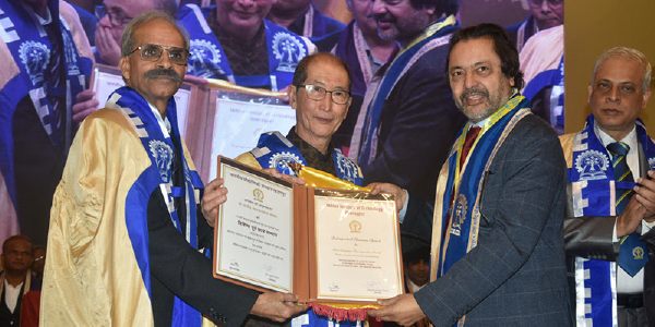 Sanjiv Saraf receiving distinguished alumnus award at IIT Kharagpur in 2022
